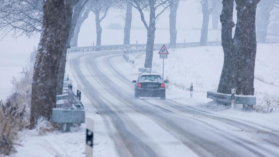 Auto auf verschneiter Straße