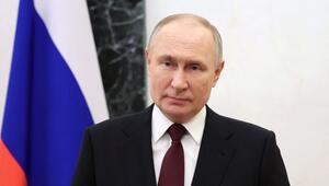 Wladimir Putin steht vor einer russischen Fahne.