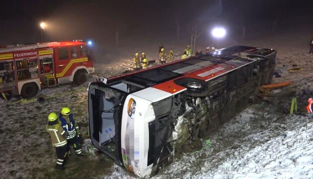 Eisglatte Straßen im Südwesten: Sechs Verletzte bei Busunfall