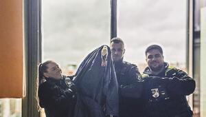 Polizisten retten Schwan von Balkon