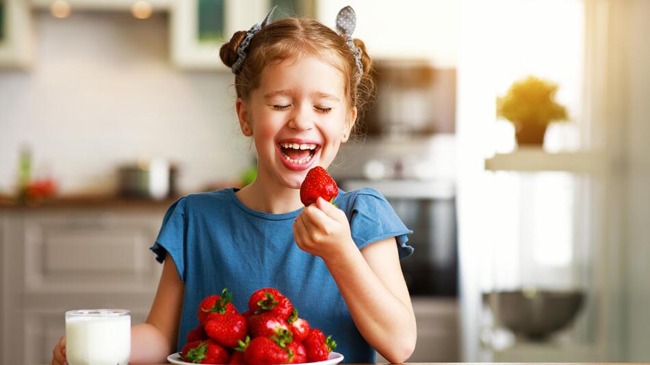 Mädchen ist glücklich Erdbeeren
