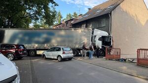 Sattelschlepper fährt in Wohnhaus