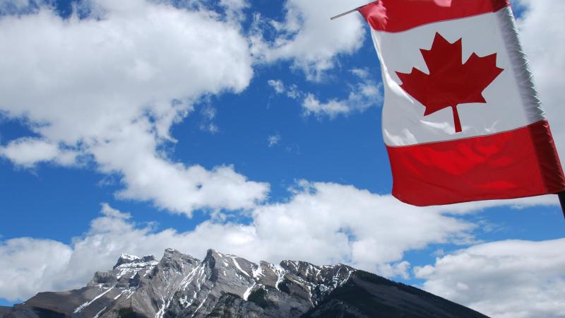 Kanadischea Flagge am Banff-Nationalpark