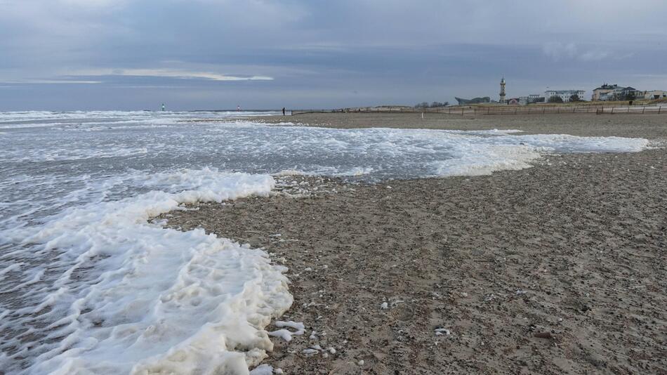 Meeresschaum am Strand