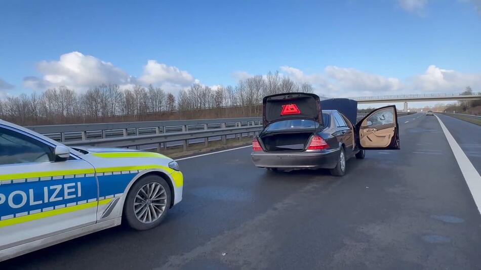 Chaos an der niederländischen Grenze: Auto durchbricht Kontrolle