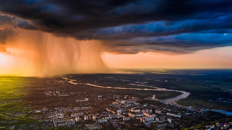 Unwetterfront zieht über Häuser in Deutschland hinweg