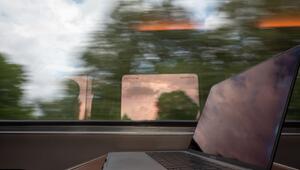 Ein Laptop auf einem Tisch in einem Zug