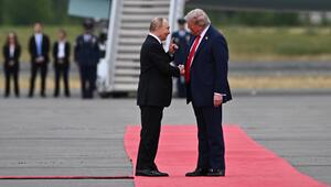 US-Präsident Donald Trump (r.) begrüßt den russischen Präsidenten Wladimir Putin.