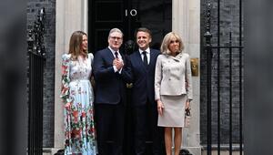 Vor der berühmten Downing Street Nr. 10. demonstrierten Premierminister Keir Starmer (li.) und ...