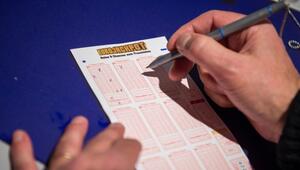 Mann kreuzt auf Lottoschein des Spiels "Eurojackpot" Zahlen an