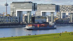 Containerschiff am Rheinauhafen