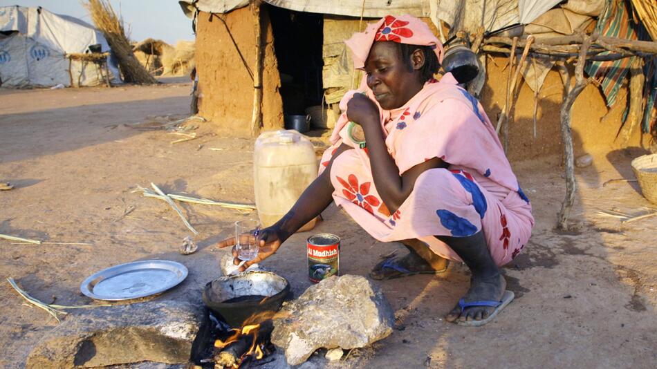 Sudan - Eine Frau kocht