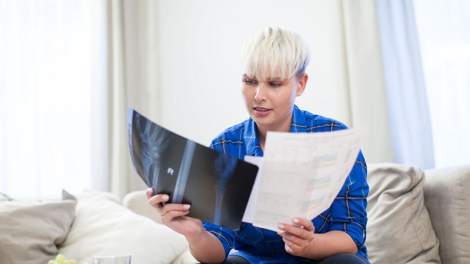 Eine Frau sichtet medizinische Unterlagen