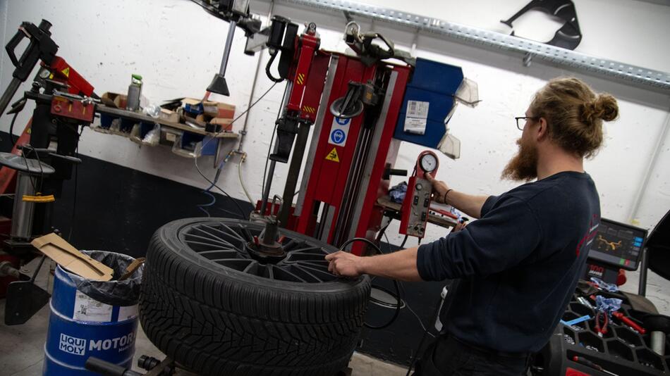 Reifenwechsel in Autowerkstatt