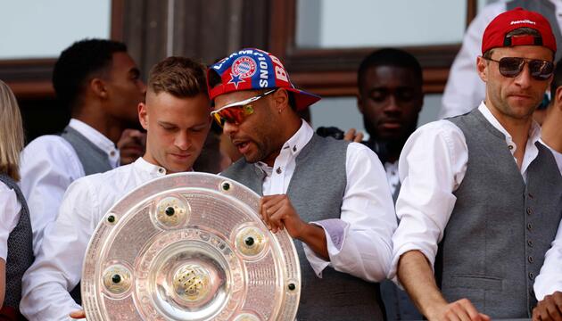 Joshua Kimmich, Serge Gnabry und Thomas Müller 2023 auf dem Rathaus-Balkon.