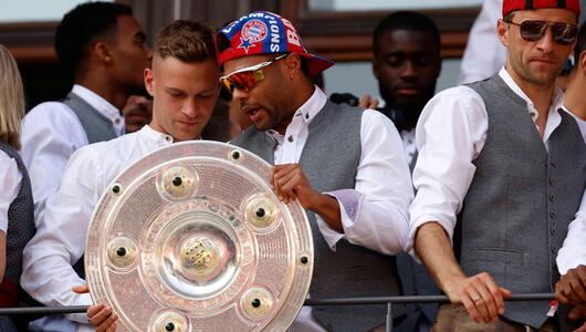 Joshua Kimmich, Serge Gnabry und Thomas Müller 2023 auf dem Rathaus-Balkon.