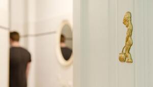 Ein Mann geht auf die Toilette