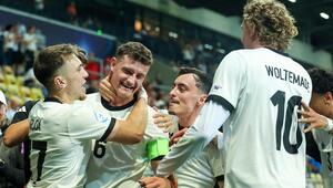 V.l.n.r.: Brajan Gruda, Eric Martel, Paul Nebel und Nick Woltemade jubeln bei der U21-EM 2025.