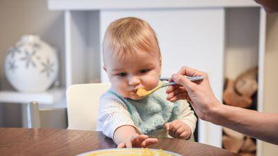 Baby wird mit Suppe gefüttert