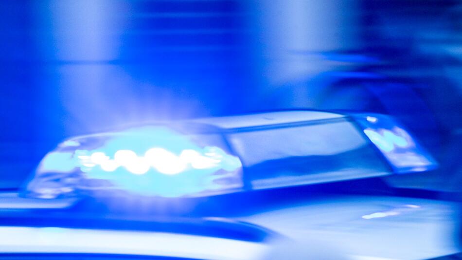 Ein Streifenwagen der Polizei ist mit Blaulicht im Einsatz