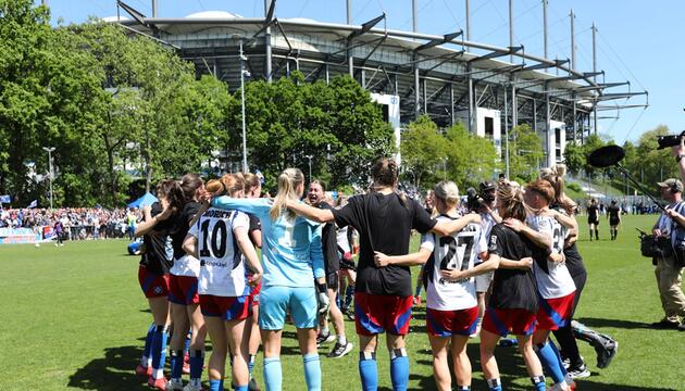 Die HSV-Frauen feiern den Aufstieg in die Frauen-Bundesliga.