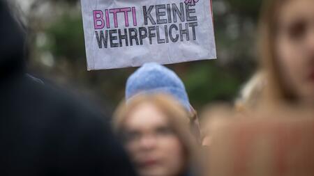 Erneut Schulstreik gegen neuen Wehrdienst in NRW
