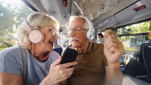 Mann und frau hören Musik