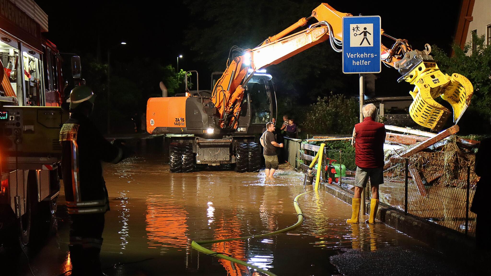 Schwere Unwetter In Niederbayern Uberschwemmungen Und Vollgelaufene Keller Web De