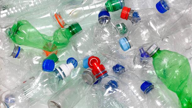 Viele Plastikflaschen liegen auf einem Haufen.