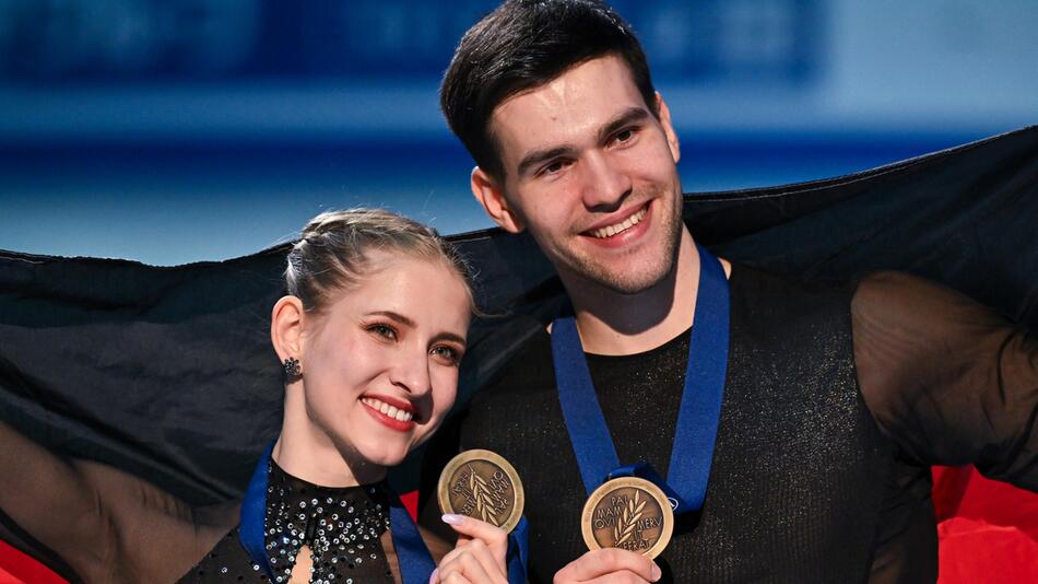 Minerva Hase und Nikita Volodin posieren mit ihren WM-Bronzemedaillen