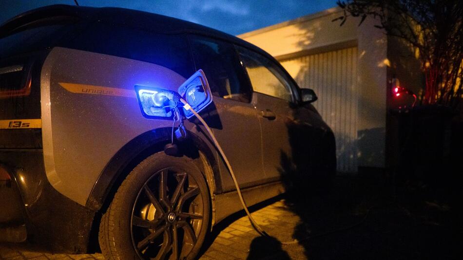 E-Auto lädt an einer Wallbox an einem Einfamilienhaus