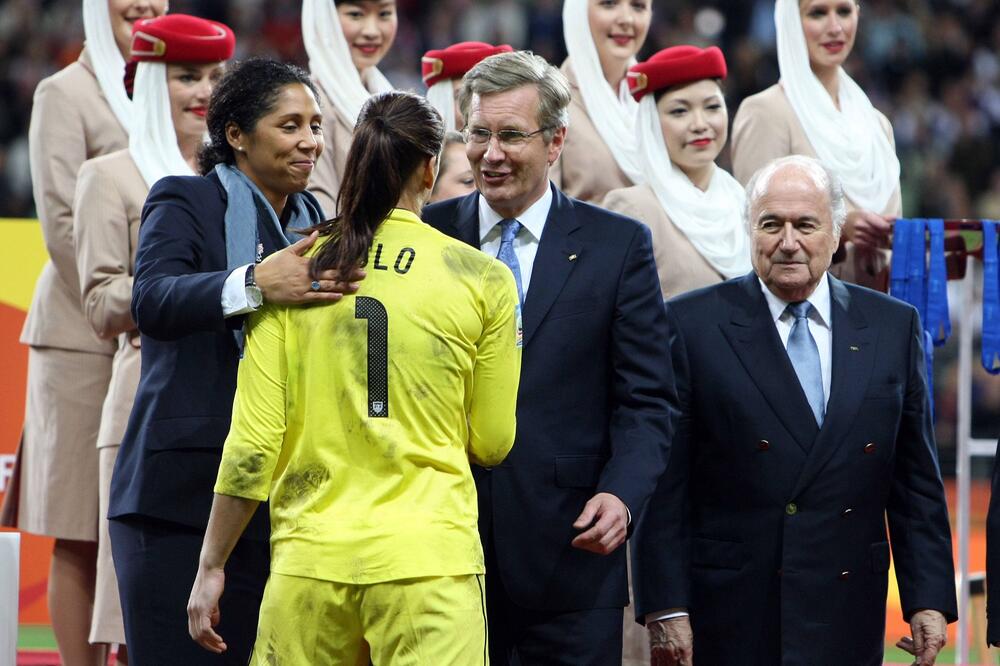 Steffi Jones, Hope Solo, Bundespräsident Christian Wulff und FIFA-Präsident Sepp Blatter.