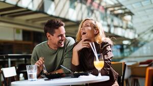 Ein Paar im Café