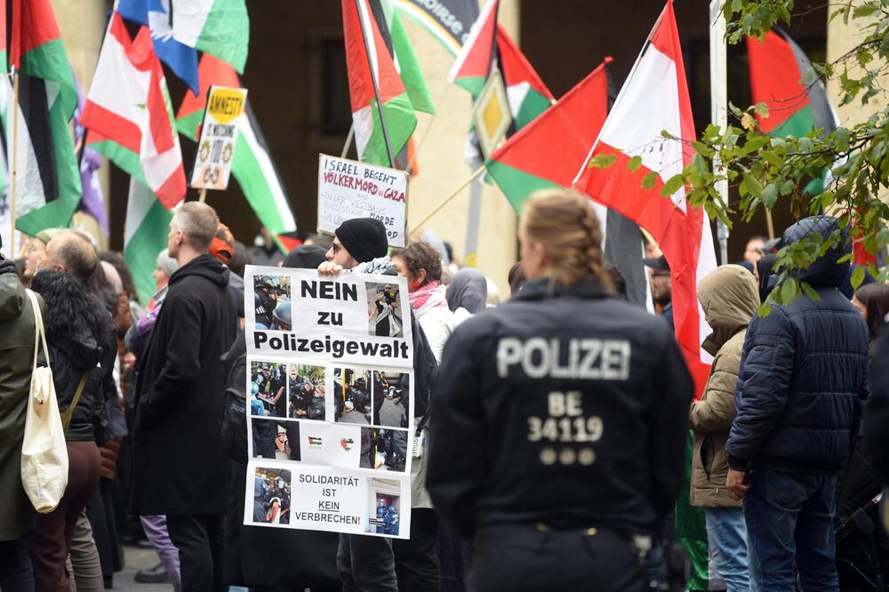 Die Demonstration wurde von mehreren hundert Polizisten begleitet.