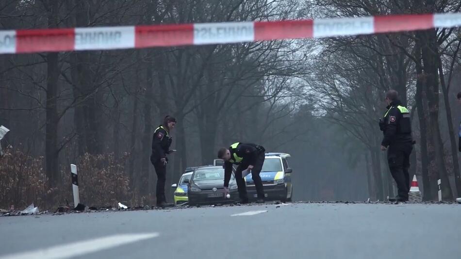 Unfall bei Steimbke: Zwei Tote bei Frontalcrash mit Lastwagen