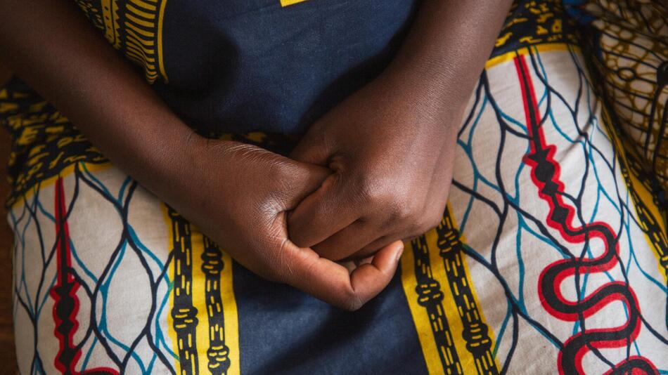 Hände einer jungen Frau.