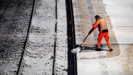 Bahnverkehr weiter eingeschränkt - Glatteis droht