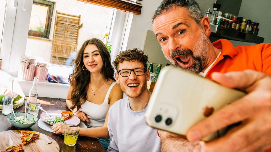 Ein Vater macht ein Selfie mit seinen Kindern