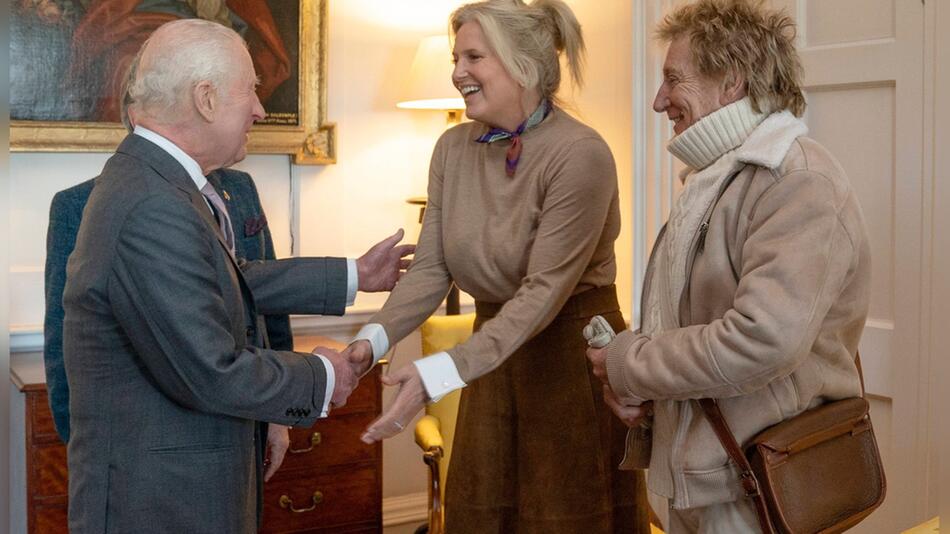 Beim 35. Jubiläum der King's Foundation begrüßt König Charles III. Penny Lancaster und Sir Rod ...