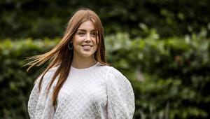 Prinzessin Alexia in einem weißen Top.