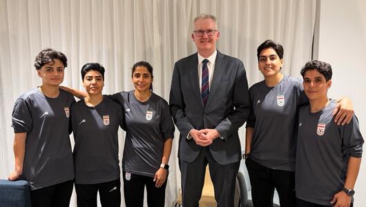Australiens Innenminister Tony Burke mit den fünf iranischen Fußballerinnen