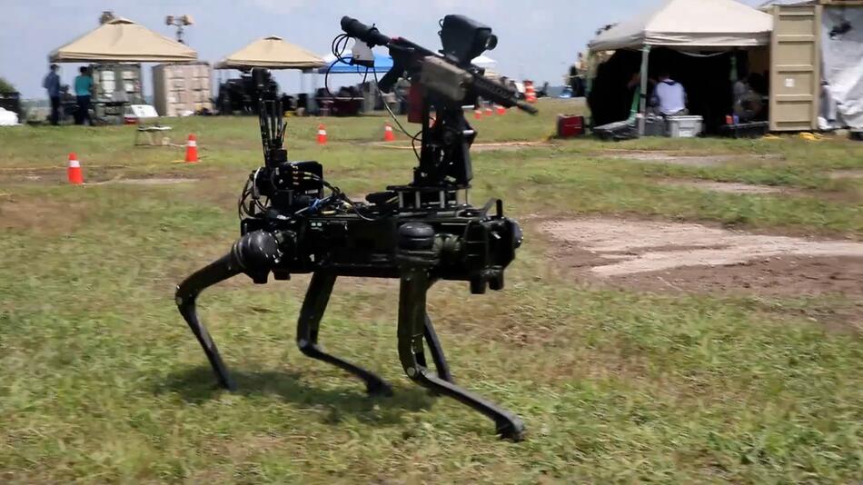 Militärtechnik: Roboterhund mit Sturmgewehr soll Drohnen jagen