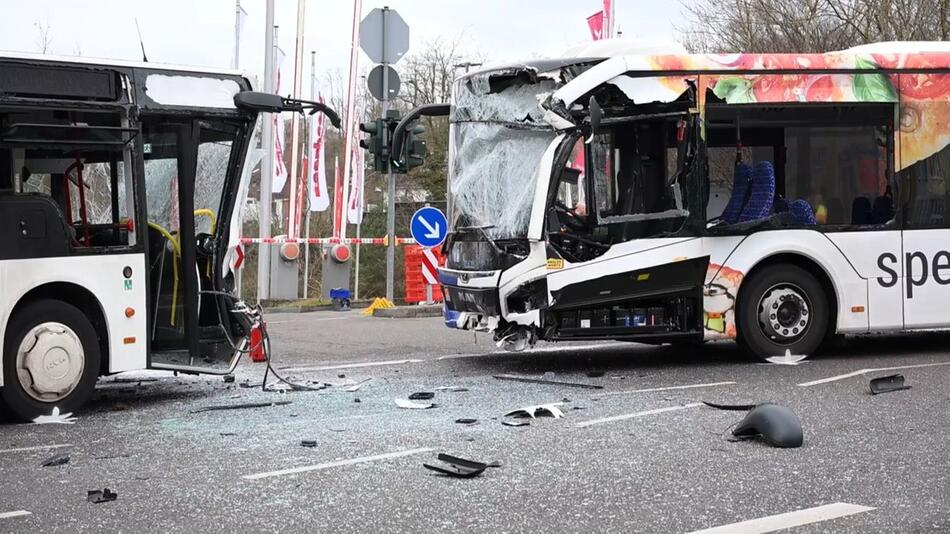 Unfall mit zwei Linienbussen – mehr als 30 Menschen verletzt