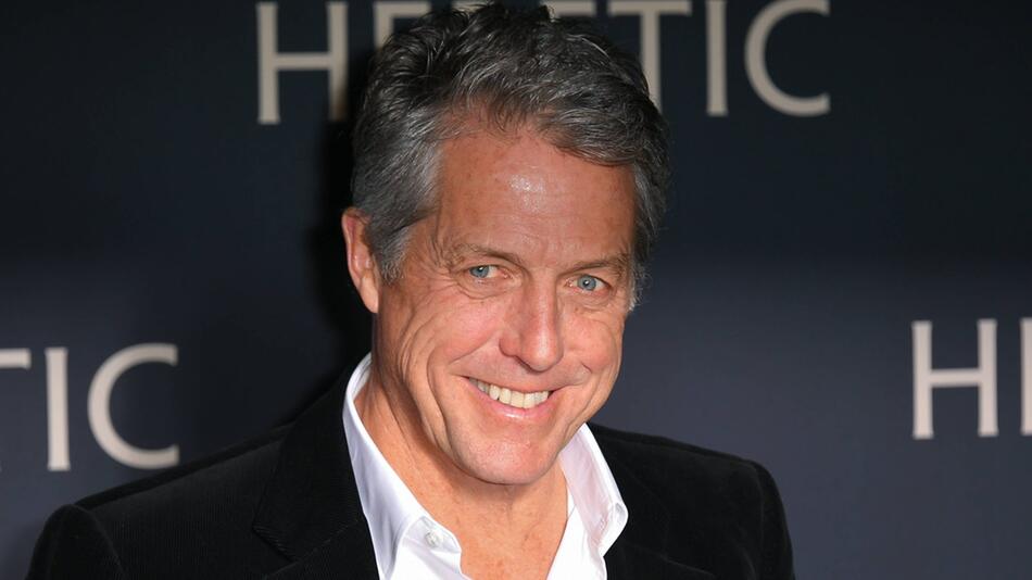 Hugh Grant ist mit der Behandlung am Flughafen nicht zufrieden.