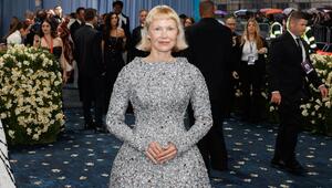 Pamela Anderson zeigt bei der Met Gala ihre neue Frisur.