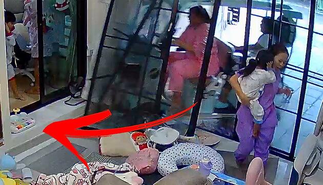 Ab durch die Mitte: Babysitterin rammt Glastür mit Golfbuggy
