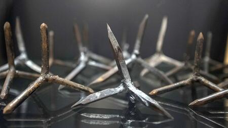 Mehrere Reifen durch Krähenfüße beschädigt