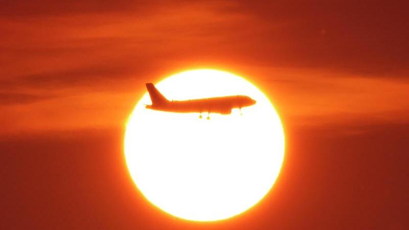 Flugzeug vor Sonne