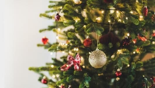 Ein Weihnachtsbaum wurde mit Christbaumschmuck verziert.