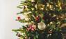 Ein Weihnachtsbaum wurde mit Christbaumschmuck verziert.